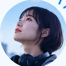 ヘッドホンを首に掛けた女性