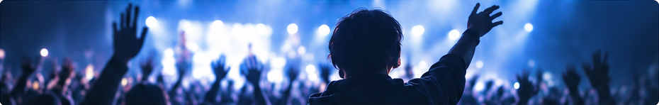 ライブ会場の観客とステージを見つめる人物